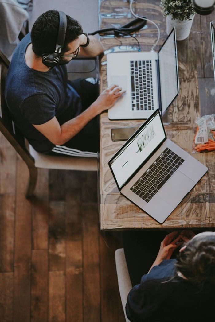 Klantenservice persoon aan de computer